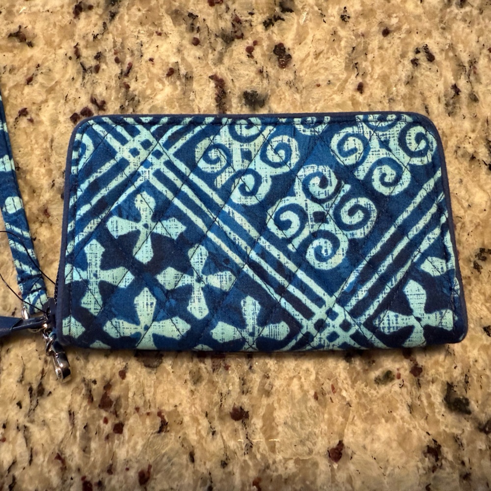 Vera Bradley Blue Geometric Quilted RFID‎ Zip Around Wristlet Wallet Clutch